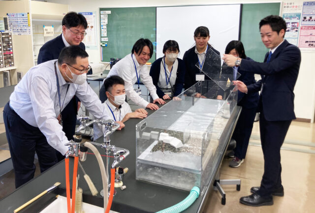Contributing to the Raising of Disaster-Prevention Awareness Regarding Tsunamis through the Donation of a Small Tsunami Simulator to an Educational Institution in Hokkaidoの画像