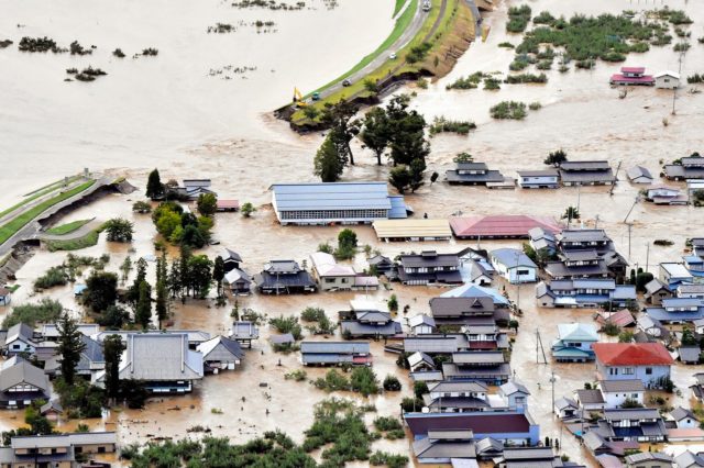 台風19号により堤防が決壊し、氾濫した千曲川（長野県長野市穂保）