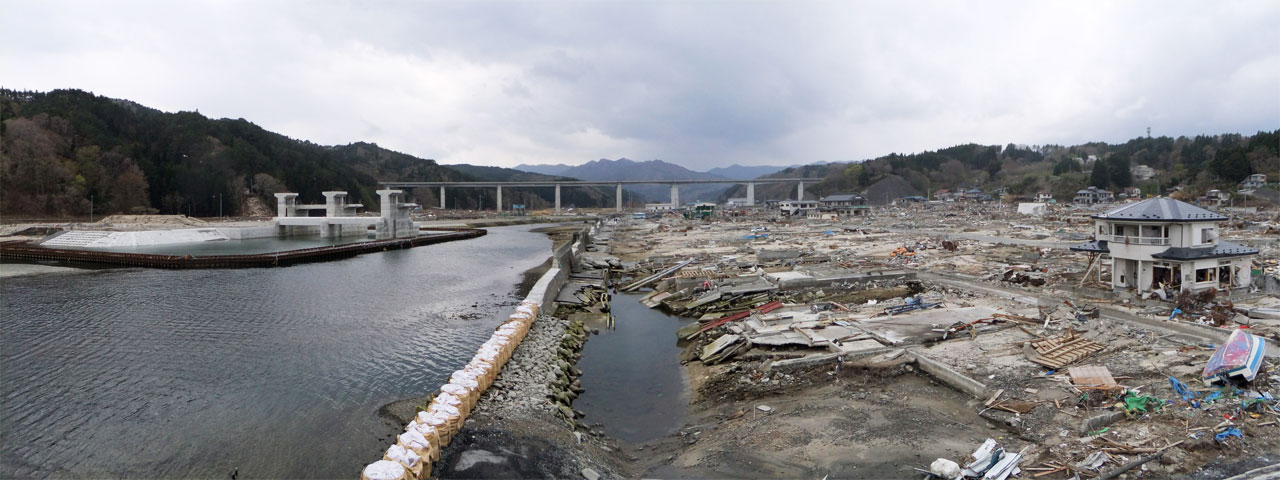 無事だった建設中の防潮水門と、壊滅的に被災した織笠地区