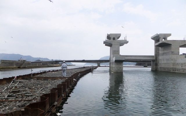 仮設構造物でありながら地震動と津波に耐えた鋼矢板二重締切工