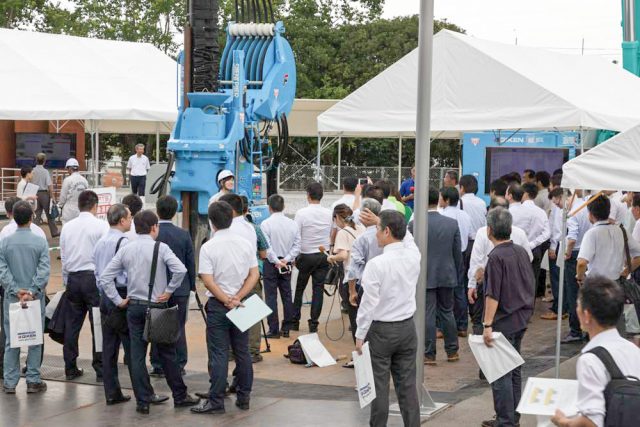 「PPTS圧入機自動運転技術」の実演の様子