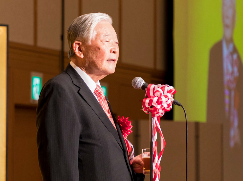 乾杯の音頭を取る(株)垣内 垣内敬陽会長