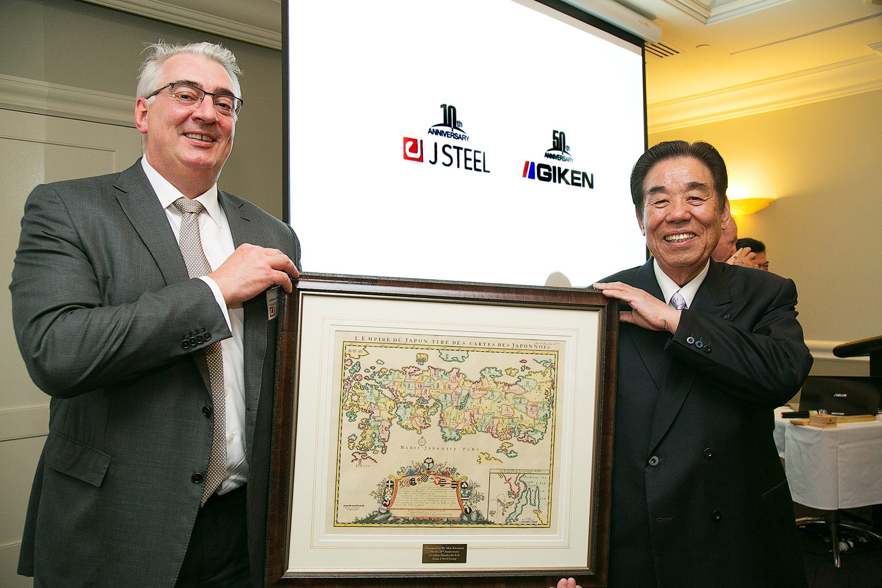 J Steel社取締役社長 Anthony John Bertrams氏(左)と当社の代表取締役社長 北村精男(右)