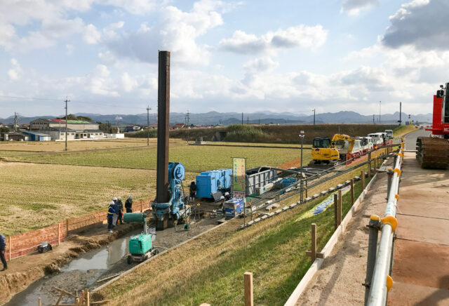 神戸川堤防の地盤沈下対策工事が大詰めの画像